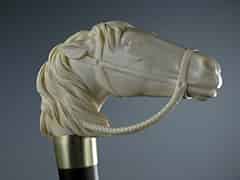 Detailabbildung:  Krücke mit großem Elfenbeingriff in Form eines Pferdekopfes mit Halfter