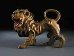 Detail images: Schnitzfigur eines Löwen mit weit geöffnetem Maul
