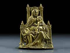 Detailabbildung: Feuervergoldetes Bronzerelief einer thronenden Maria mit Kind