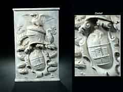 Detailabbildung: Wappenstein in weißem Marmor