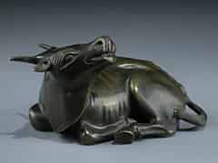 Detailabbildung: Bronzefigur eines liegenden Wasserbüffels
