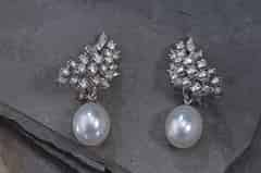 Detail images: Ohrringe mit Brillanten und Diamanten in Navetteschliff, zus. ca. 4,2 ct, und