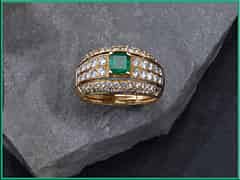 Detailabbildung: Ring mit Brillanten, zus. ca 1,5 ct und Smaragd, ca. 0,50 ct. 18 kt Gelbgold.