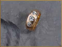 Detail images: Bandring mit drei Altschliffdiamanten, zus. ca. 1,3 ct, gehämmerte Oberfläche. 14 kt