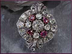 Detailabbildung: Ring mit 2 Diamanten im Kissenschliff, zus. ca. 1,6 ct, einem Brillanten, ca. 0,75 ct,
