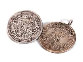 Detail images:   Zwei montierte Silbermünzen
