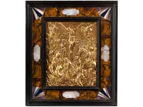 Detailabbildung:   Vergoldete Bronzetafel mit Darstellung der Kreuzigung Christi in originaler Pietra dura-Rahmung