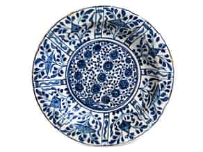 Detail images:  Blauweiße Porzellanplatte mit Resten von Goldhöhung