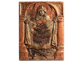 Detailabbildung:   Spätgotische Schnitzrelieftafel mit Darstellung der Heiligen Veronika mit dem Schweißtuch