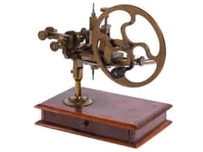 Detail images:   Feinmechanisches Instrument für das Uhrmacherhandwerk zum Drehen und Fräsen