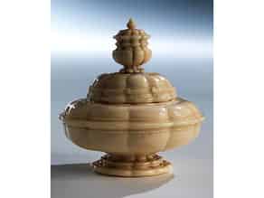 Detailabbildung:   Elfenbeindöschen in Form einer barocken Vase
