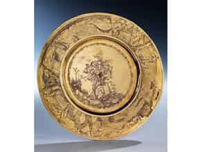 Detailabbildung:   Musealer, vergoldeter und figürlich ziselierter Teller