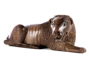 Detail images:   Schnitzfigur eines liegenden Löwen