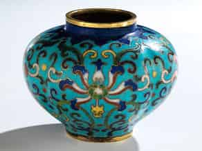 Detailabbildung:   Kleine gekugelte Cloisonné-Vase