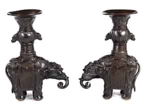 Detailabbildung:   Zwei bronzene Elefantenvasen