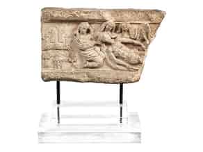 Detailabbildung:  Steinrelief-Fragment mit einer Darstellung der Grablegung Christi 