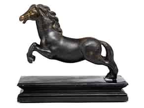 Detailabbildung:  Bronzestatue eines springenden Pferdes