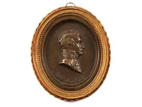 Detailabbildung:  Bronzerelief mit Profilbildnis Napoleons