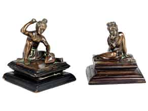 Detailabbildung:  Paar Bronzefiguren sitzender Männer