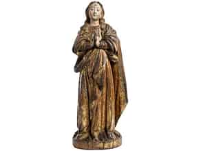 Detailabbildung:  Schnitzfigur einer jugendlichen Maria mit gefalteten Händen