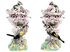 Detailabbildung:  Paar Potpourri-Deckelvasen mit plastischen Vögeln 