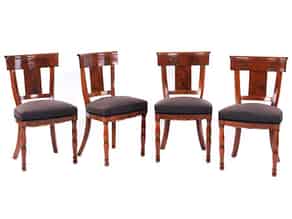 Detailabbildung:  Satz von vier klassizistischen Stühlen