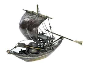 Detailabbildung:   Silbernes Modell eines Schiffs
