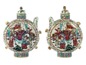 Detailabbildung:  Paar chinesische Porzellankannen in Form von Pilgerflaschen