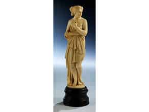 Detail images:  Elfenbeinfigur einer badenden Venus nach antikem Vorbild