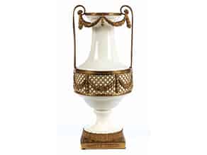 Detail images:  Hohe Vase in klassizistischem Stil