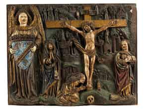 Detailabbildung:  Schnitzrelief mit Darstellung des Kreuzes Christi