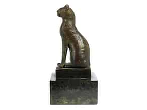 Detailabbildung:  Ägyptische Bronzefigur einer sitzenden Katze