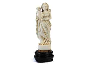 Detail images:  Kleine Elfenbeinfigur einer Madonna mit dem Kind
