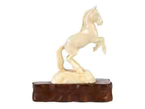 Detail images:  Kleine Elfenbeinschnitzfigur eines springendes Pferdes