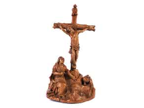 Detailabbildung:  Kleine Schnitzfigurengruppe: Maria Magdalena unter dem Kreuz Christi
