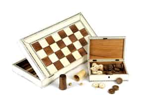 Detail images:  Schachbrettkassette mit zugehöriger Schatulle für die Spielsteine