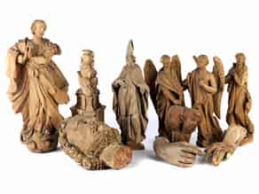 Detailabbildung:  Konvolut von zehn Holzschnitzfiguren und Fragmente