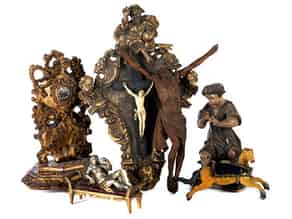 Detailabbildung:  Konvolut von sechs Schnitzfiguren und dekorativen Schnitzereien
