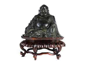 Detailabbildung:   Sitzende Bronzefigur des Budai