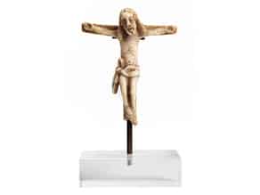 Detailabbildung:  Kleines in Bein geschnitztes romanisches Kreuz mit Corpus Christi