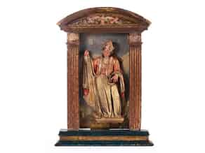Detailabbildung:  Spanischer Aediculaaufsatz eines Altars mit Schnitzfigur eines Heiligen Bischofs