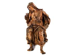 Detailabbildung:  Lebensgroße Schnitzfigur einer sitzenden Heiligen