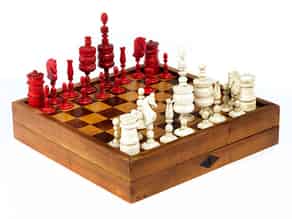 Detailabbildung:  Schachfiguren im Brettspielkasten