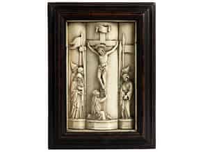 Detailabbildung:  Dreiteilige Beinschnitzerei mit Darstellung Christi am Kreuz