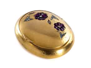 Detailabbildung:  Ovale Golddose mit Blütendekoration in Form von Rubinrosetten und kleinen Diamanten