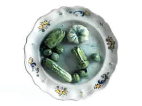 Detail images:  Fayence-Schaugerichtteller mit eingelegtem Gemüse wie Gurken, Paprika und grünen Tomaten