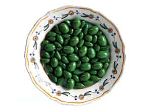 Detailabbildung:  Fayence-Schaugerichtteller mit grünen Oliven