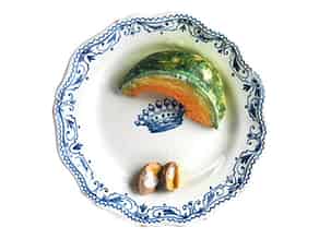 Detailabbildung:  Fayence-Schaugerichtteller mit aufgeschnittenem Melonenstück und geöffneten Walnussschalen