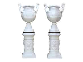 Detail images:  Paar gefasste Vasen auf Sockel im Empire-Stil