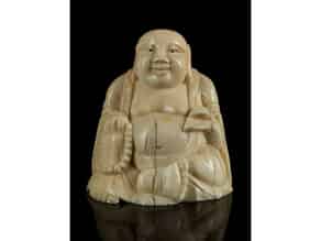 Detailabbildung:  Elfenbeinnetsuke in Gestalt eines Buddhas mit Gebetskette